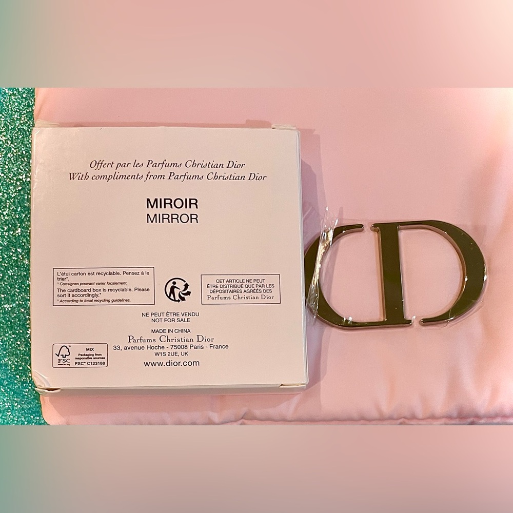 ❤️🔥 6 PIECE SET: Dior❤️pendant + Dior Cosmetic Bag + Dior Mirror + 3 Dior Cards - Picture 5 of 12